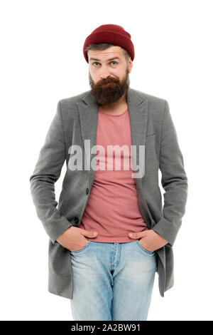 La tendenza più recente. Moda ragazzo indossa autunno giacca casual con il cappello in linea con la tendenza di moda. Brutale tanga caucasica seguendo i baffi e barba lunga tendenza. Uomo Barbuto in hipster stile tendenza. Foto Stock