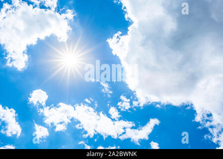 Sommer Hintergrund, blauer Himmel mit Sonne und Wolken Foto Stock