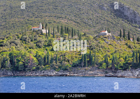 Croazia - La costa e le cappelle vicino a Trpanj village nella penisola di Peliesac. Foto Stock