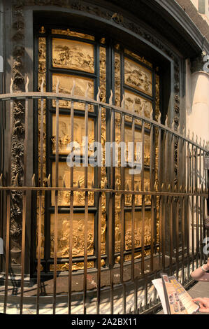 La Porta del Paradiso ("i Cancelli del Paradiso") a Firenze; famoso golden porte del punto di riferimento del Battistero di San Giovanni Foto Stock