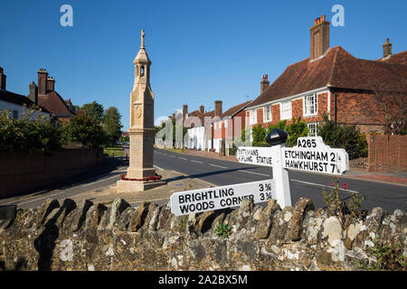 Il memoriale di guerra e cottage lungo Burwash High Street, Burwash, East Sussex, England, Regno Unito, Europa Foto Stock