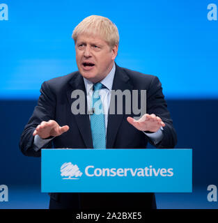 Manchester, Regno Unito. 2 Ottobre, 2019. Boris Johnson, Primo Ministro, primo signore del Ministero del Tesoro, il ministro per la Funzione Pubblica e per MP per Uxbridge e South Ruislip, parla al giorno quattro del congresso del Partito Conservatore di Manchester. Credito: Russell Hart/Alamy Live News Foto Stock