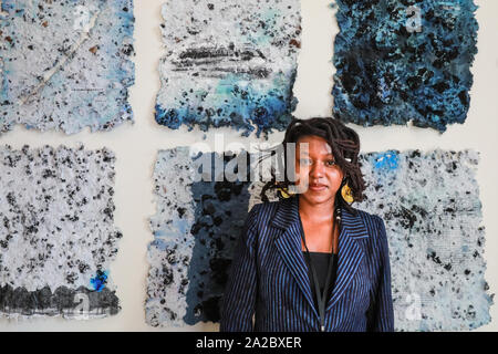 La Somerset House, Londra, Regno Unito, 02 ott 2019. Artista Ademunmi Gbadebo pone con il suo lavoro "vero blu: diciottesimo foro installazione', dotate di capelli umani, cotone e carta di riso che si riferiscono a un ex piantagione, utilizzando gli schiavi, che ora è un campo da golf. La Somerset House, in partnership con 1-54, presenta l'arte contemporanea africana Fair, ora nel suo settimo anno al Somerset House. La Fiera corre dal PTOM 3-6 e riunisce 45 importanti gallerie con oltre 140 artisti. Credito: Imageplotter/Alamy Live News Foto Stock