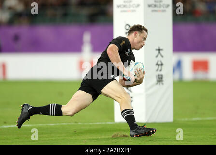 Nuova Zelanda Brad Weber sfugge Canada Patrick Parfrey al cliente il suo lato l'ottava prova durante il 2019 Coppa del Mondo di Rugby corrispondono a Oita Stadium, Giappone. Foto Stock