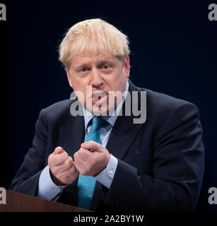 Manchester, Regno Unito. 2 Ottobre, 2019. Boris Johnson, Primo Ministro, primo signore del Ministero del Tesoro, il ministro per la Funzione Pubblica e per MP per Uxbridge e South Ruislip, parla al giorno quattro del congresso del Partito Conservatore di Manchester. Credito: Russell Hart/Alamy Live News Foto Stock