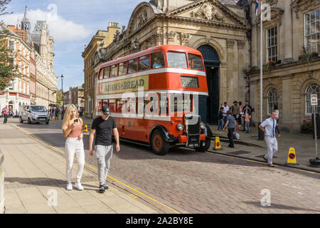 Vintage autobus rossi a due piani in funzionamento per un patrimonio Open Day evento, Northampton, Regno Unito Foto Stock