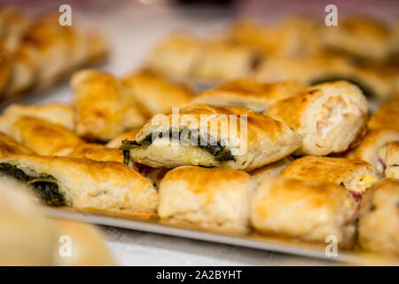 Parte antipasti, piccoli snack Pizza con formaggio e verdure. Foto Stock