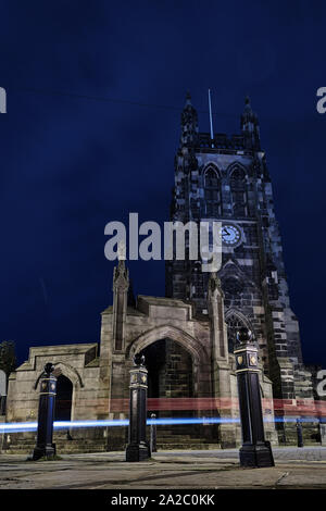 Chiesa di notte con percorsi di luce dal passaggio di vetture, Stockport, Nord Ovest Inghilterra Foto Stock