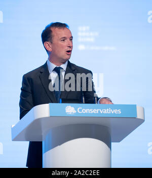 Manchester, Regno Unito. 2 Ottobre, 2019. Alun Cairns, Segretario di Stato per il Galles e MP per Vale of Glamorgan, parla al giorno quattro del congresso del Partito Conservatore di Manchester. Credito: Russell Hart/Alamy Live News Foto Stock