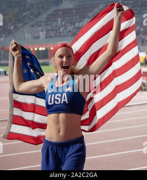 Sandi Morris (USA) (S) festeggia con la bandiera dopo il suo secondo posto finale in Pole Vault concorrenza sul Giorno 3 della IAAF mondiale di atletica a Doha, IN QATAR Foto Stock