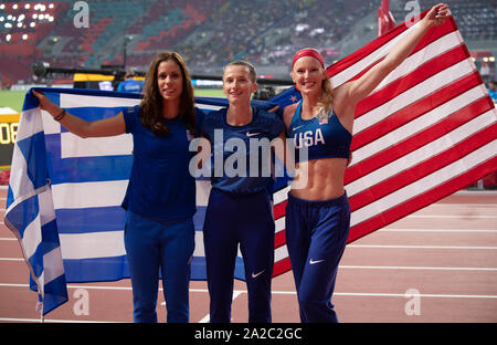 KATERINA STEFANIDI (Grecia) (L) ANZHELIKA SIDOROVA (ANA) (M) SANDI MORRIS (USA) (R) festeggia con i loro paesi bandiere dopo la Pole Vault concorrenza sul Giorno 3 della IAAF mondiale di atletica a Doha, IN QATAR Foto Stock