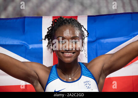 DINA ASHER-SMITH (GBR) (S) festeggia con la bandiera dopo il suo secondo posto finale nella 100m il giorno 3 della IAAF mondiale di atletica a Doha, IN QATAR Foto Stock