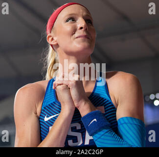 Sandi Morris (USA) (S) parla al suo allenatore durante la Pole Vault concorrenza sul Giorno 3 della IAAF mondiale di atletica a Doha, IN QATAR Foto Stock