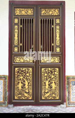 Tradizionale porta, Muntri Street, Georgetown, Penang, Malaysia, 2008 Foto Stock