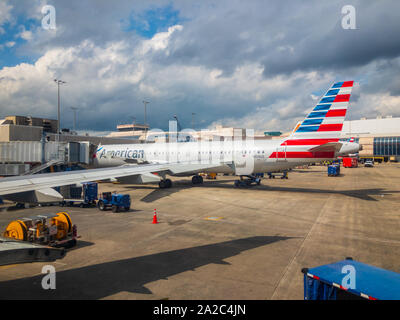 New York, Stati Uniti d'America - Luglio 19, 2018: American Airlines aereo in pista il giorno in aeroporto internazionale Foto Stock