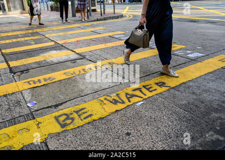 Il 2 ottobre 2019. Hong Kong riprende il business la mattina dopo violente proteste il 1 ottobre 2019. Gli edifici e le strade sono state scritte con slogan politici.grafitti e. Foto Stock