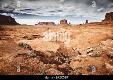 Retrò immagine stilizzata della Monument Valley arido scenario, STATI UNITI D'AMERICA. Foto Stock