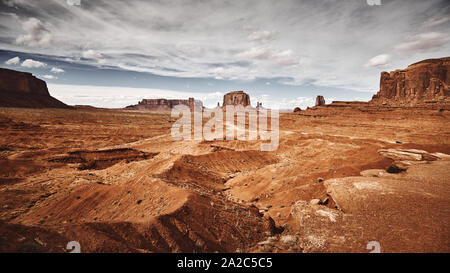 Retrò immagine stilizzata della Monument Valley arido scenario, STATI UNITI D'AMERICA. Foto Stock