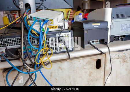 Attrezzature per ufficio poggia su una scrivania che serve come un contatore di biglietto all'interno del tour di capitale alla stazione degli autobus in Kampong Cham, Cambogia. Foto Stock