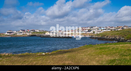 Il porto, Pier e il villaggio di Hamnavoe sulla costa ovest del continente in Shetland, Regno Unito - tempo libero e barche da pesca sono ormeggiate nel porto. Foto Stock