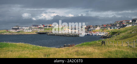 Il porto, Pier e il villaggio di Hamnavoe sulla costa ovest del continente in Shetland, Regno Unito - tempo libero e barche da pesca sono ormeggiate nel porto. Foto Stock