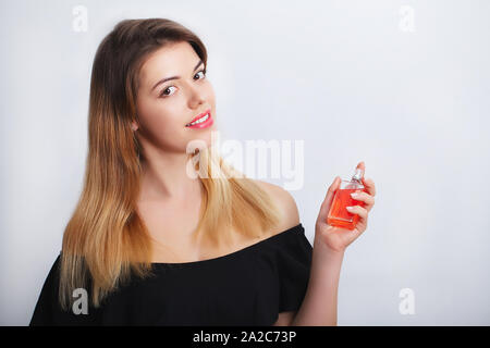 Giovane donna applicando profumo sul suo collo spazio per il testo Foto Stock