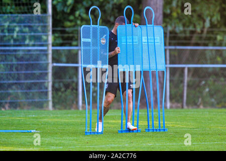 Horst, Paesi Bassi, 14 Luglio 2018: un giocatore di football mette sulla corte manichini di formazione durante il corso di formazione Foto Stock
