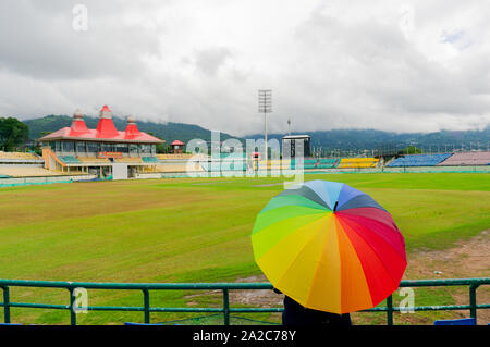 Ombrello coloratissimo sulle sedi di Dharamshala himachal Cricket Stadium Foto Stock