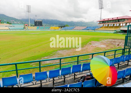 Ombrello coloratissimo sulle sedi di Dharamshala himachal Cricket Stadium Foto Stock