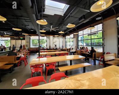 Ampia vista dell'interno del ristorante Gotts Roadside di Walnut Creek, California, 29 luglio 2019. () Foto Stock