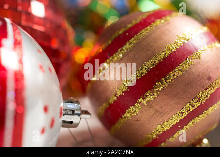 Selezione di dettagliate Pallina natale decorazioni su una luce la superficie di legno Foto Stock