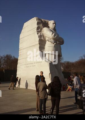 I turisti si riuniscono fuori dal monumento commemorativo di Martin Luther King Jr a Washington, DC, 21 marzo 2015. () Foto Stock