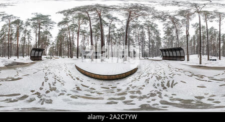 Visualizzazione panoramica a 360 gradi di Inverno pieno perfetta sferica hdri panorama a 360 gradi angolo di vista sulla strada pedonale nel parco innevato con il grigio cielo pallido vicino ad archi e panchine in equ