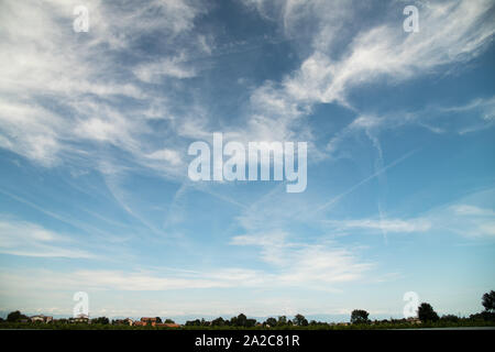 Traccia di piano a getto e nuvole in Italia. Il 17 agosto 2019 © Wojciech Strozyk / Alamy Stock Photo Foto Stock