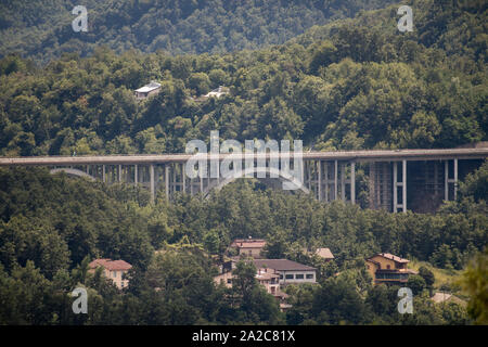 Autostrada A1 Milano-Napoli chiamato Autostrada del Sole in Emilia Romagna nel Bruscoli, Toscana, Italia. Il 17 agosto 2019 © Wojciech Strozyk / Alamy Stoc Foto Stock