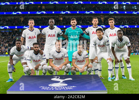 Sprona pre corrisponde una foto del team (bancata posteriore l-r) Toby Alderweireld, Moussa Sissoko, portiere Hugo Lloris, Jan Vertonghen e dele Alli (fila anteriore l-r) Serge Aurier, Danny Rose, Harry Kane, Harry Winks, figlio Heung-Min & Tanguy NDombele durante la UEFA Champions League match di gruppo tra Tottenham Hotspur e Bayern Monaco allo Stadio di Wembley a Londra, Inghilterra il 1 ottobre 2019. Foto di Andy Rowland. Foto Stock