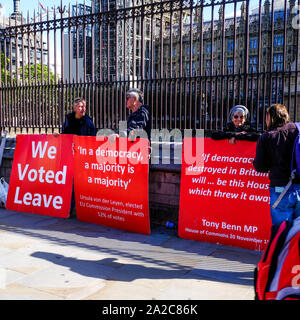Londra, Ottobre 2nd, 2019, proteste pubbliche al di fuori del Parlamento britannico o House of Commons circa BREXIT E IL REGNO UNITO a lasciare l'UE il 31 ottobre 20 Foto Stock