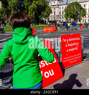 Londra, Ottobre 2nd, 2019, proteste pubbliche al di fuori del Parlamento britannico o House of Commons circa BREXIT E IL REGNO UNITO a lasciare l'UE il 31 ottobre 20 Foto Stock