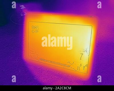 Immagine termografica della termocamera, con aree luminose corrispondenti a temperature più elevate, che mostra il calore di scarto generato da Amazon Echo Show Smart speaker, San Ramon, California, 2 settembre 2019. () Foto Stock