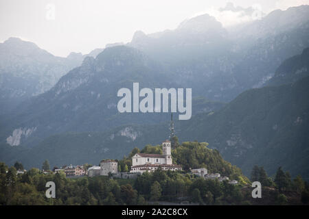 Le Alpi Carniche visto dall Autostrada Alpe-Adria A23 in Friuli Venezia Giulia, Italia. Il 17 agosto 2019 © Wojciech Strozyk / Alamy Stock Photo Foto Stock