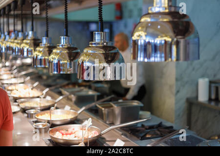 A Buffet vassoi riscaldati pronto per il servizio Foto Stock