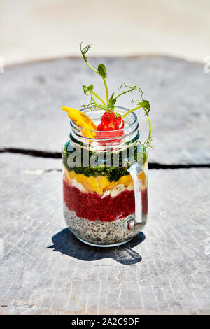 Una sana deliziosi frutti e semi stratificata in mason jar Foto Stock
