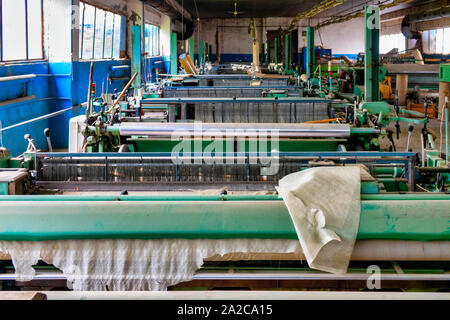 Vecchia unione sovietica abbandonata la tessitura della seta in fabbrica Basqal, Azerbaigian Foto Stock