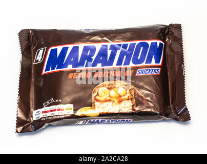SWINDON, Regno Unito - 2 ottobre 2019: maratona Reto edition da Snickers barrette di cioccolato su uno sfondo bianco Foto Stock