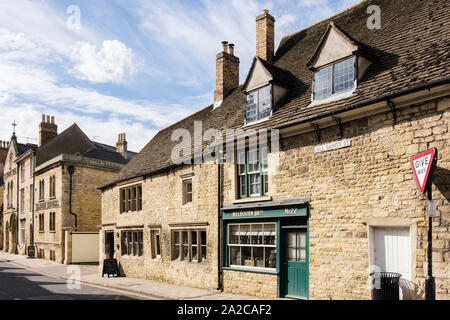 Melbourn fratelli tutti i Santi pub birreria in storici edifici di pietra calcarea su tutti i Santi Street, Stamford, Lincolnshire, Inghilterra, Regno Unito, Gran Bretagna Foto Stock