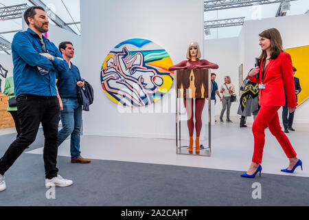 Londra, Regno Unito. 2 ottobre 2019. Red frigorifero da Allan Jones in Almine Rech - fregio di Londra, un annuale Fiera a Regents Park. Esso riunisce più di 160 dei leader del mondo contemporaneo, gallerie con speciale curata sezioni: la messa a fuoco e per mostrare i talenti emergenti; live, una piattaforma per la performance art; e di nuovo per il 2019, tessuti, che esplora i tessili, tessitura e le eredità del colonialismo. Essa rimane aperta fino al 6 ottobre 2019. Credito: Guy Bell/Alamy Live News Foto Stock