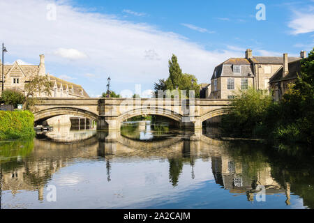 Acqua calma riflettente edifici di pietra calcarea e il ponte di pietra sul fiume Welland visto dai prati park. Stamford Lincolnshire England Regno Unito Gran Bretagna Foto Stock