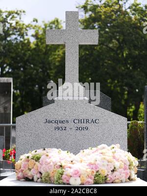 Parigi, Francia. 2 Ottobre, 2019. I fiori sono posizionati sulla tomba dell ex Presidente francese Jacques Chirac dopo la sua sepoltura presso il cimitero di Montparnasse di Parigi, Francia, Ottobre 2, 2019. Chirac è deceduto il 7 settembre 26, 2019 all'età di 86. Credito: Gao Jing/Xinhua/Alamy Live News Foto Stock