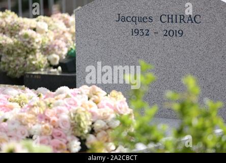 Parigi, Francia. 2 Ottobre, 2019. I fiori sono posizionati sulla tomba dell ex Presidente francese Jacques Chirac dopo la sua sepoltura presso il cimitero di Montparnasse di Parigi, Francia, Ottobre 2, 2019. Chirac è deceduto il 7 settembre 26, 2019 all'età di 86. Credito: Gao Jing/Xinhua/Alamy Live News Foto Stock