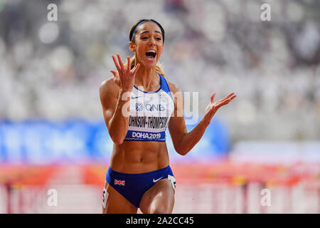 DOHA in Qatar. 02Th oct, 2019. Katarina Johnson-Thompson celebra dopo qualificato per in Donne 100m ostacoli - Eptathlon - si riscalda durante il giorno 6 della IAAF mondiale di atletica - Doha 2019 Al Khalifa International Stadium di Mercoledì, Ottobre 02, 2019 a Doha, in Qatar. Credito: Taka G Wu/Alamy Live News Foto Stock